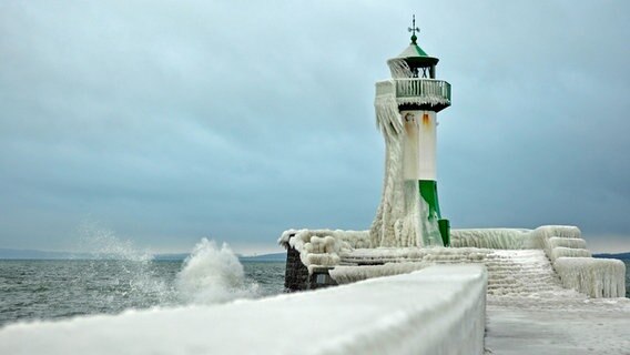 Überfrorener und eingeschneiter Leuchtturm © NDR Foto: Norbert Brandt aus Neubrandenburg