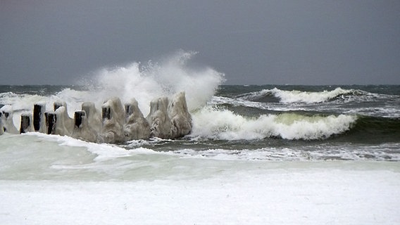 Welle bricht an einer Mole. © NDR Foto: Jürgen Erdmann aus Barth