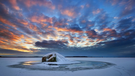 Ein Findling im Wasser, umgeben von Eis. © NDR Foto: Jan Kubea aus Pudagla