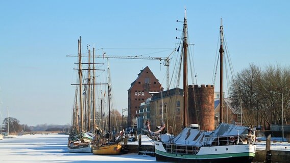 Einige Zwei- und Dreimaster liegen im Stadthafen. © NDR Foto: André Garbe aus Greifswald