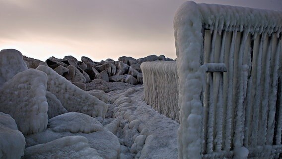 Eine dicke Eisschicht bedeckt eine Mole. © NDR Foto: Uwe Mahler aus Lubmin