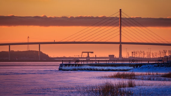 Blick auf eine Brücke mit dahinterliegendem Wolkenstrich bei Sonnenaufgang © NDR Foto: Jens Gottschalk aus Stralsund