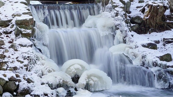 Teilweise zugefrorener Wasserfall © NDR Foto:  Rainer Zoske aus Greifswald