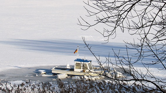 Ein Angelboot ist im Wasser eingefroren. © NDR Foto: Elke Zierkow aus Stralsund