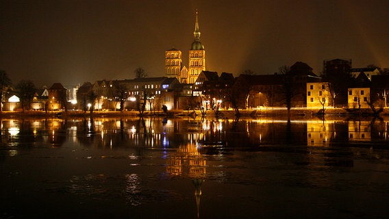 Blick  auf die beleuchtete Kirche und Stadtmauer bei Nacht © NDR Foto: Ralf Lehm aus Straslund