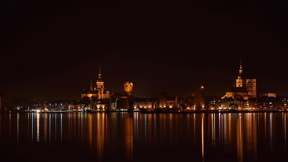 Stralsund bei Nacht © NDR Foto: Arno Ottensmeier aus Stralsund