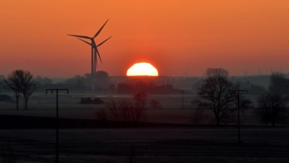 Sonnenaufgang über der Umgehungsstraße von Ribnitz-Damgarten © NDR Foto: Katrin Kunkel aus Ribnitz-Damgarten