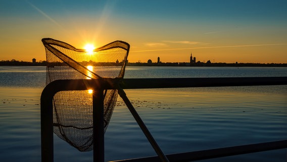Ein Kescher in der Abendsonne © NDR Foto: Jens Gottschalk aus Stralsund