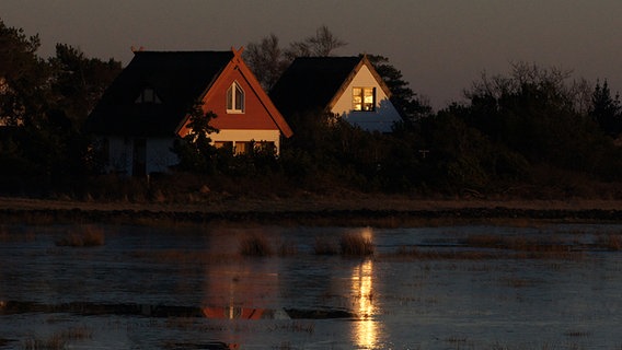 Zwei Häuser in der Abendsonne © NDR Foto: Gerhard Bruns aus Soderstorf