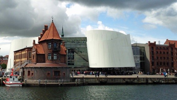 Das Lotsenhaus und das Ozeaneum in Stralsund. © NDR Foto: Kerstin Standke aus Stralsund