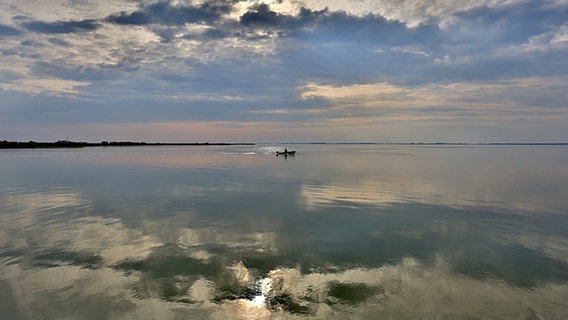 Ein kleines Boot auf ruhiger See © NDR Foto: Heiko Müller aus Negast