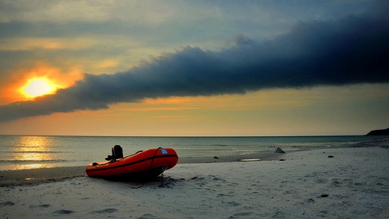 Wolkenrolle und Sonnenuntergang über einem Strand. © NDR Foto: Robert Ott von der Insel Hiddensee