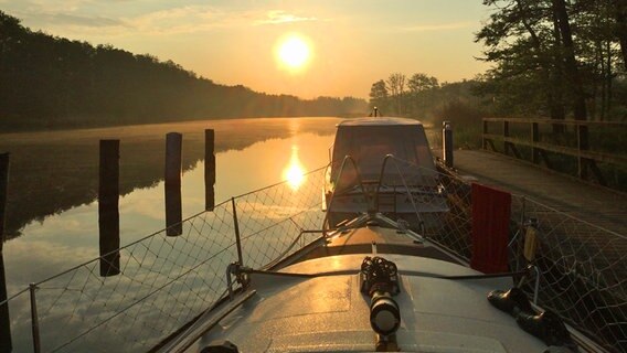 Die Sonne geht über einem Gewässer auf. © NDR Foto: Wolfgang Kresse aus Buddenhagen