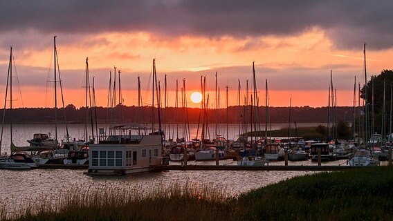 Ein Sonnenaufgang über einer Marina © NDR Foto: Peter Schumacher aus Neuhof am Strelasund