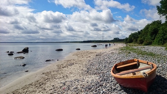 Ostseestrand bei Drewoldke mit Boot und Blick auf die Ostsee.  © NDR Foto: Corinna Schaak aus Altenkirchen
