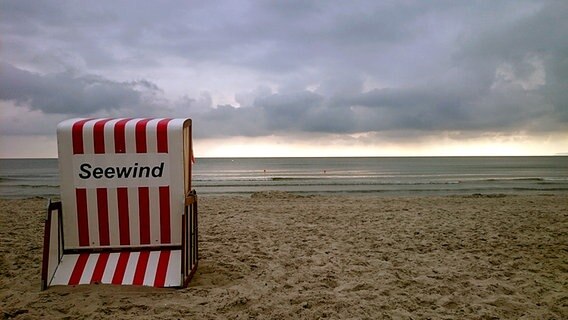 Ein Strandkorb am Strand © NDR Foto: Corinna Schaak aus Altenkirchen