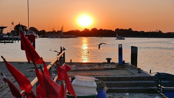 Blick über einen Hafen auf einen Sonnenuntergang © NDR Foto: Jürgen Erdmann aus Barth