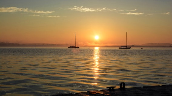 Zwei Boote auf dem Meer bei Sonnenaufgang © NDR Foto: Günter Kamp aus Greifswald