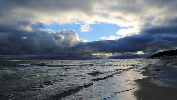 Dichte Wolken und Sonne in Zingst © NDR Foto: Berit Böttinger aus Groß Krankow