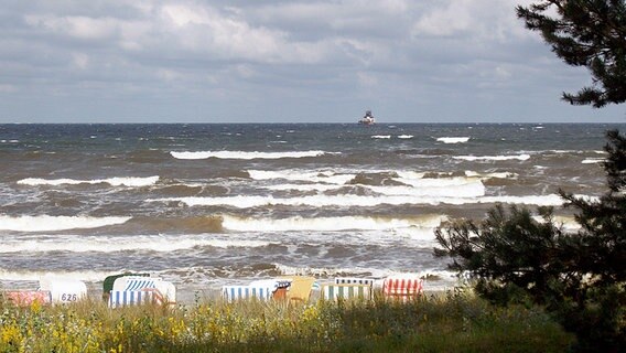 Blick über eine Düne auf Strandkörbe und auf das Meer. © NDR Foto: Herbert Damerow aus Binz