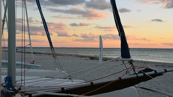 Segelboote am Strand © NDR Foto: Robert Ott von der Insel Hiddensee