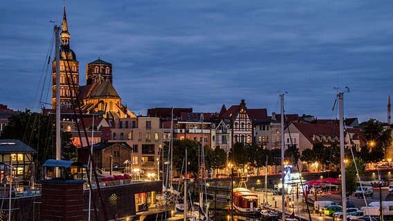 Blick über einen Kanal auf eine Kirche © NDR Foto: Hartmut Heidrich aus Stralsund