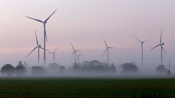 Windräder stehen im Nebel © NDR Foto: Wolfgang Behl aus Greifswald
