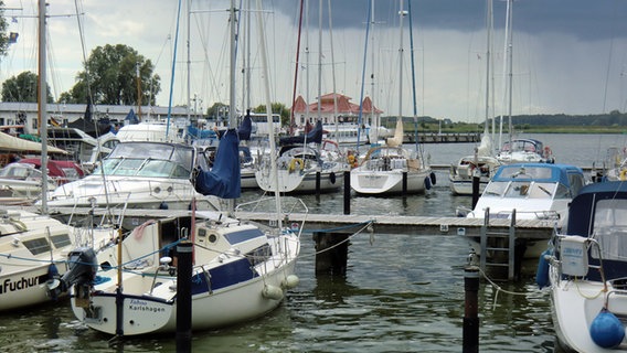 Segelboote liegen in einem Hafen. © NDR Foto: Wolfgang Otto aus Karlshagen
