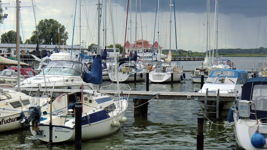 Auto rollt beim Verladen eines Segelbootes ins Hafenbecken