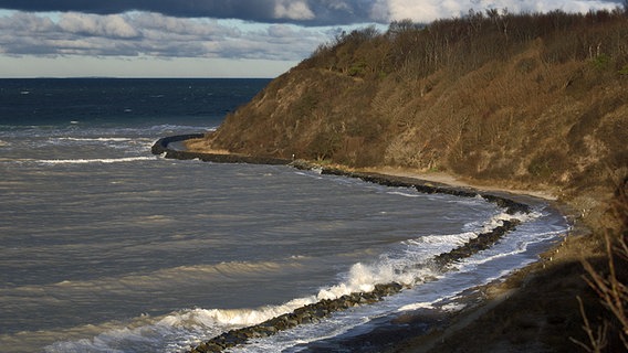 Die Ostsee tritt über einen Steinwall © NDR Foto: Sven Dahlke aus Kloster