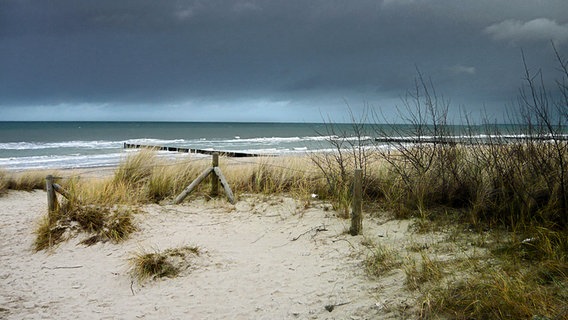 Dünen und dunkle Wolken © NDR Foto: Oliver Menzel-Harloff aus Greifswald