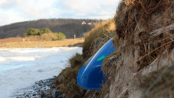 Ein Ruderboot wurde auf dem Steilufer in Sicherheit gebracht © NDR Foto: Gerald Schneider aus Kloster/Hiddensee