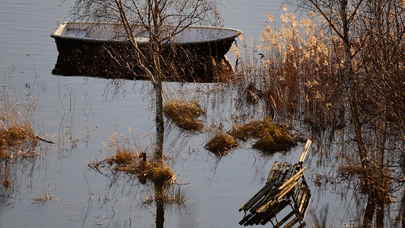 Parkbank steht unter Wasser © NDR Foto:  Jörg Nüssemeyer aus Greifswald