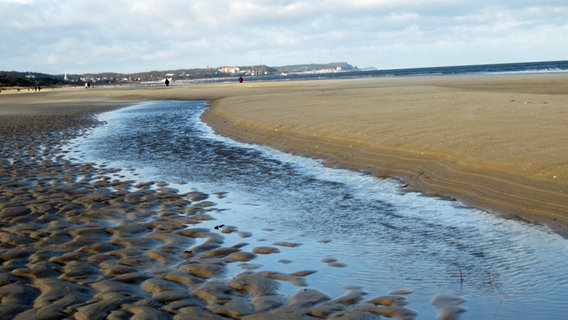 Der ablandige Wind am Seebad Ahlbeck hat am Strand nur noch wenig Wasser hinterlassen. © NDR Foto: Hella Stadelmann aus Ahlbeck