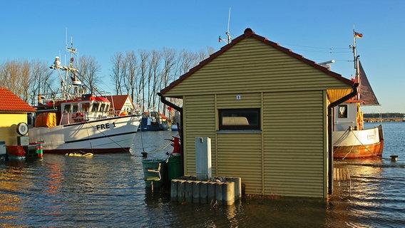 Hochwasser im Freester Fischereihafen © NDR Foto:  Jonny Weber aus Freest