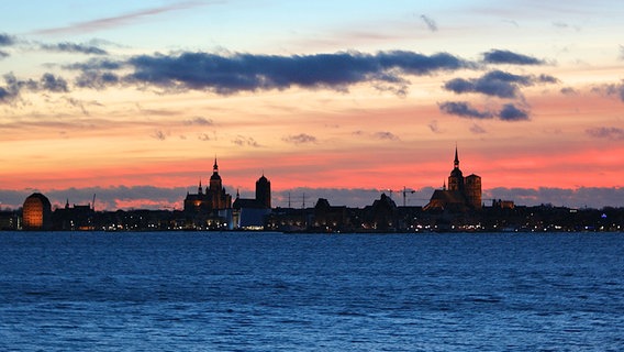 Sonnenuntergang über Stralsund © NDR Foto: Carl-Ernst Stahnke aus Stralsund
