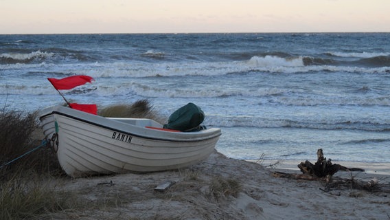 Ein Boot liegt am Strand von Bansin © NDR Foto: Jurgita Peters aus Heringsdorf