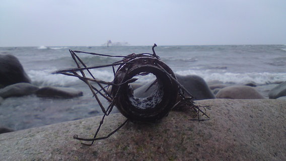 Schrott auf einem Stein am Strand © NDR Foto: Peter Freitag aus Sassnitz