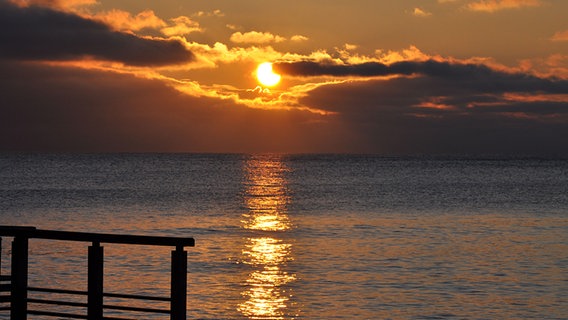 Sonnenaufgang an der Strandpromenade von Sassnitz nach den Regentagen © NDR Foto: Max Bachmann aus Sassnitz