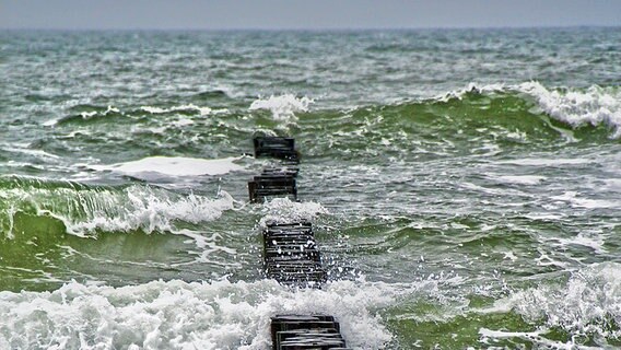 Wellen brechen sich an den Buhnen. © NDR Foto: Laura Weu aus Lübeck