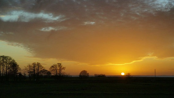 Ein Sonnenuntergang mit Blick auf die Ostsee © NDR Foto: Dirk Bergmann, Hamburg