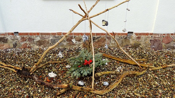 Steinmandala mit Weihnachtsschmuck vor Hauswand © NDR Foto: Horst Laatz aus Poel