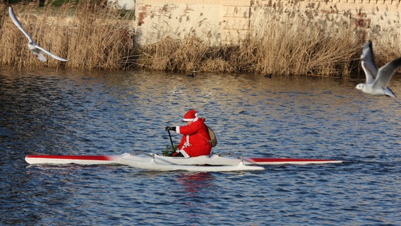 Ein Weihnachtsmann im Kayak auf einem Fluss. © NDR Foto: Bernd Schröder aus Schwerin