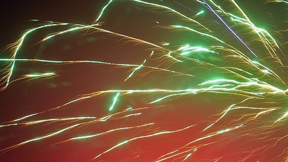 Feuerwerk in schillernden Farben © NDR Foto: Renate Reinbothe aus Thurow