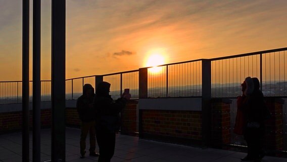 Sonnenuntergang vor Aussichtsplattform © NDR Foto: Helmut Kuzina aus Wismar