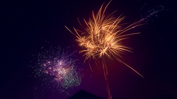 Feuerwerk in schillernden Farben © NDR Foto: Helmut Kuzina aus Wismar
