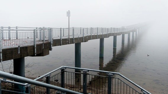 Eine Seebrücke verschwindet im Nebel. © NDR Foto: Helmut Kuzina aus Wismar