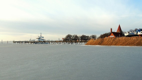 Das Wasser im Hafen von Kirchdorf ist gefroren. © NDR Foto: Horst Laatz von der Insel Poel