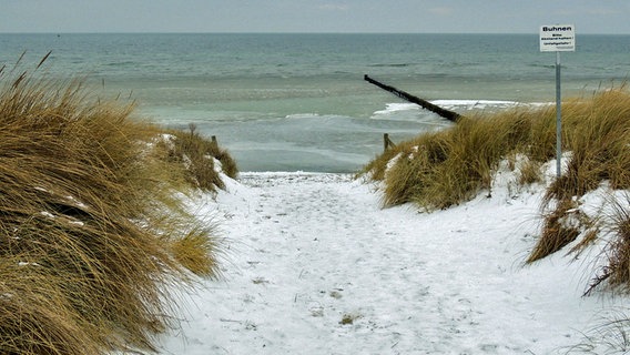 Ein zugeschneiter Strandzugang © NDR Foto: Host Laatz von Poel