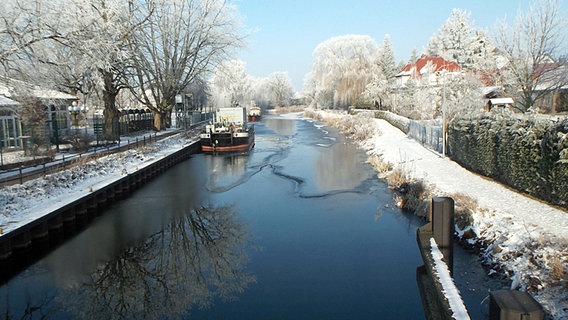 Eine Wasserstraße führt mitten durch eine winterliche Landschaft. © NDR Foto: Walter Rodewald aus Peckatel